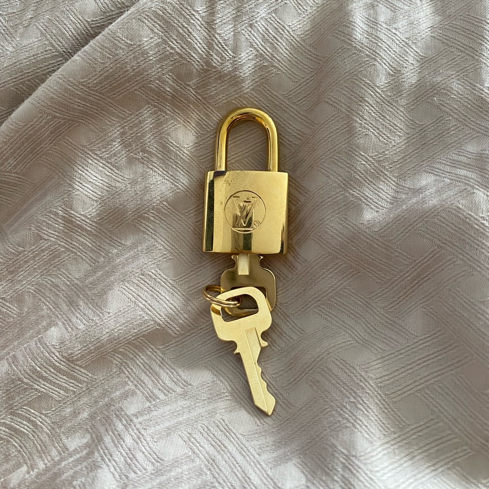 100% authentic Perfect condition 612 Louis Vuitton lock and key set